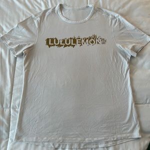 Men’s Lululemon White Stretch Tee Short Sleeves, W Graphics Size Medium